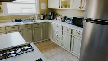 Refrigerador, horno, parrilla de estufa y cafetera y tetera