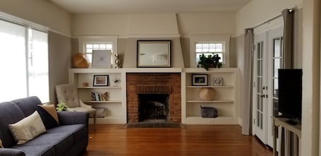 Smart TV, fireplace. Sunny Spacious House in Vibrant Berkeley/Oakland Rockridge