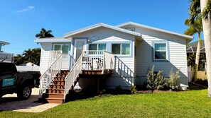 Exterior - 231 Pearl - Island Historic Cottage, w/Pool! Walk to Beach and Times Square! (Fort Myers Beach)