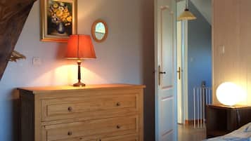 6 habitaciones, tabla de planchar con plancha y cuna de viaje