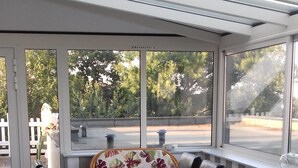 Un espace repas comprenant une table et des chaises, de grandes fenêtres et une table de billard.
