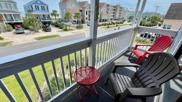 Condo, 2 Bedrooms | Property grounds