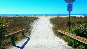 Strand | Aan het strand, ligstoelen aan het strand