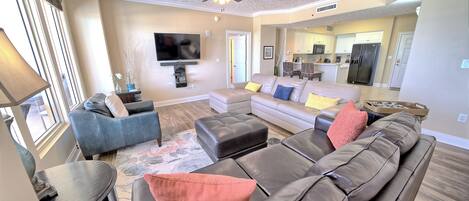 Condo, 2 quartos | Área de estar