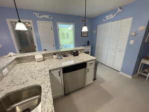 Condo, 2 habitaciones | Cocina privada | Refrigerador, microondas, horno y lavavajillas