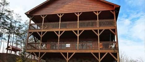 Cabin, 5 Bedrooms | Front of property