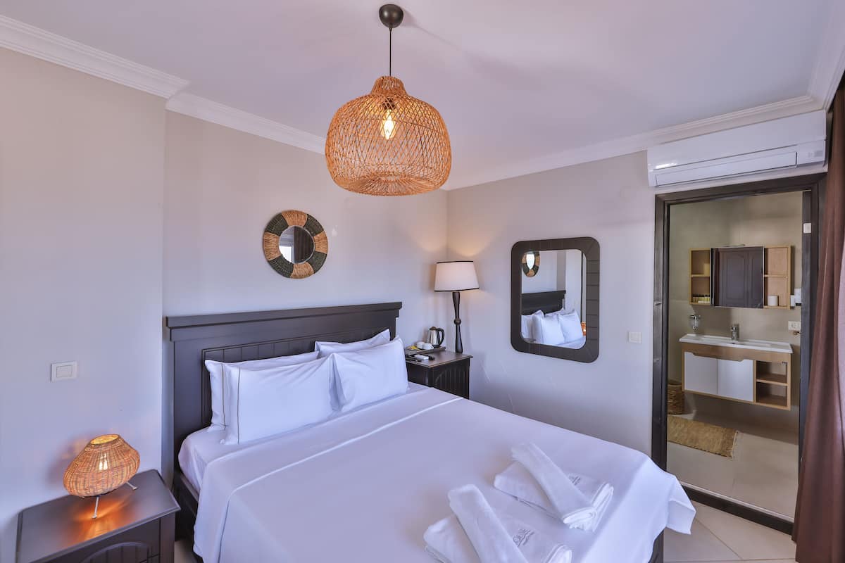 Deluxe Room, 1 Queen Bed, Balcony, Partial Sea View