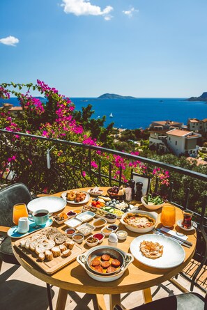 Petit déjeuner composé de spécialités régionales compris tous les jours