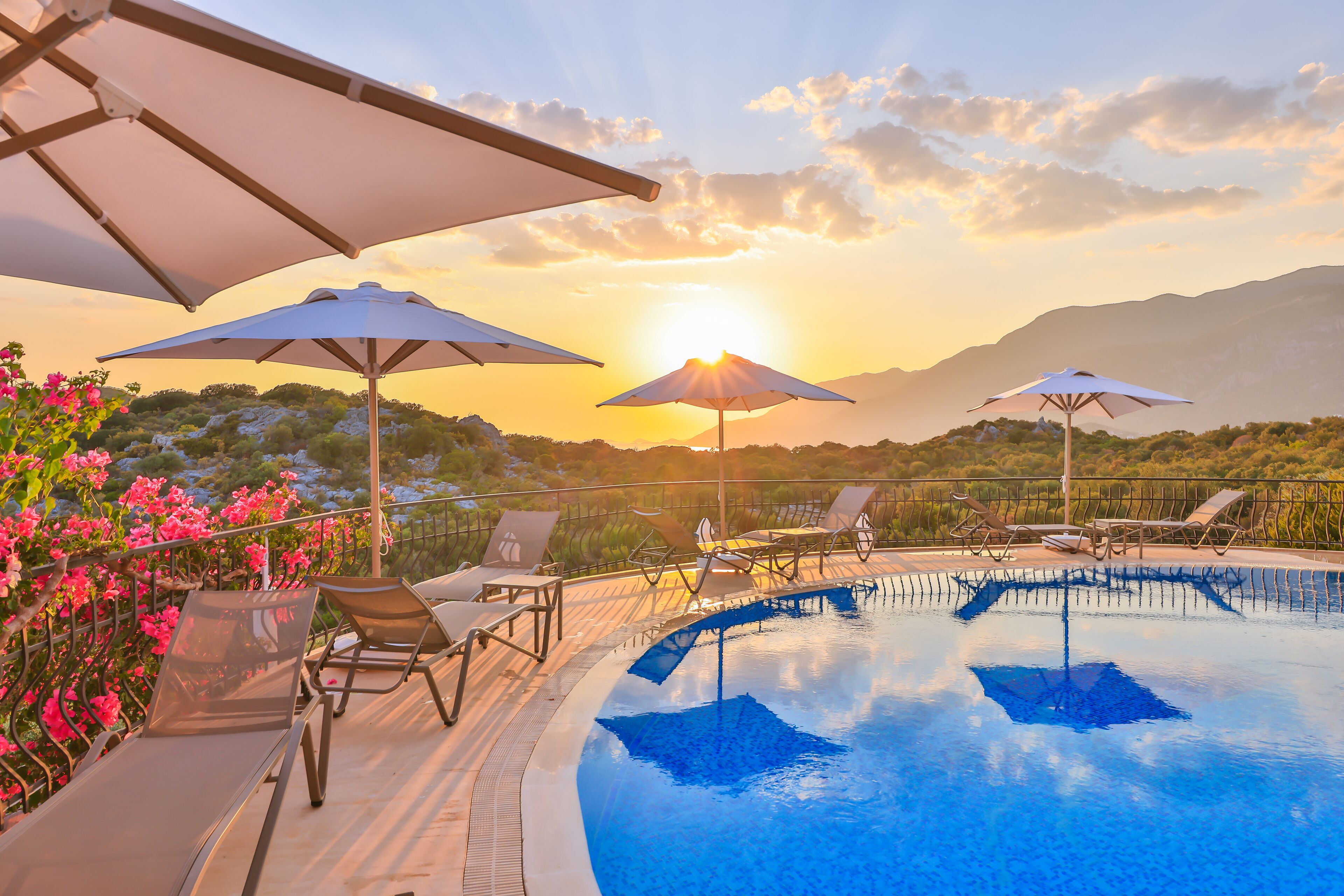 Sesongbasert utendørsbasseng, bassengparasoller og solsenger