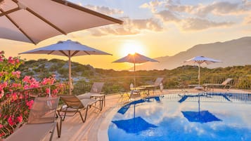 Sesongbasert utendørsbasseng, bassengparasoller og solsenger