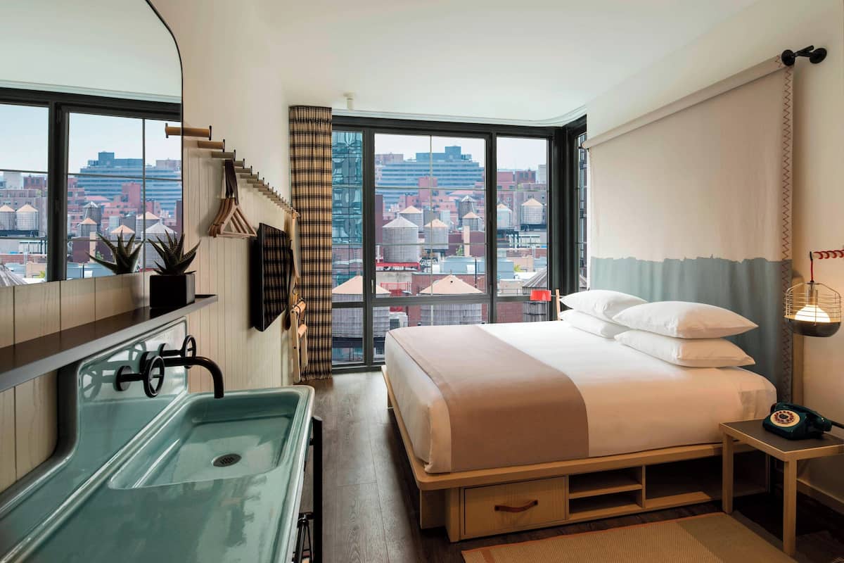 Egyptian cotton sheets, premium bedding, in-room safe, blackout curtains