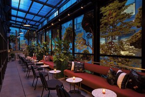 2 bars/lounges, rooftop bar - Moxy NYC Chelsea (New York)