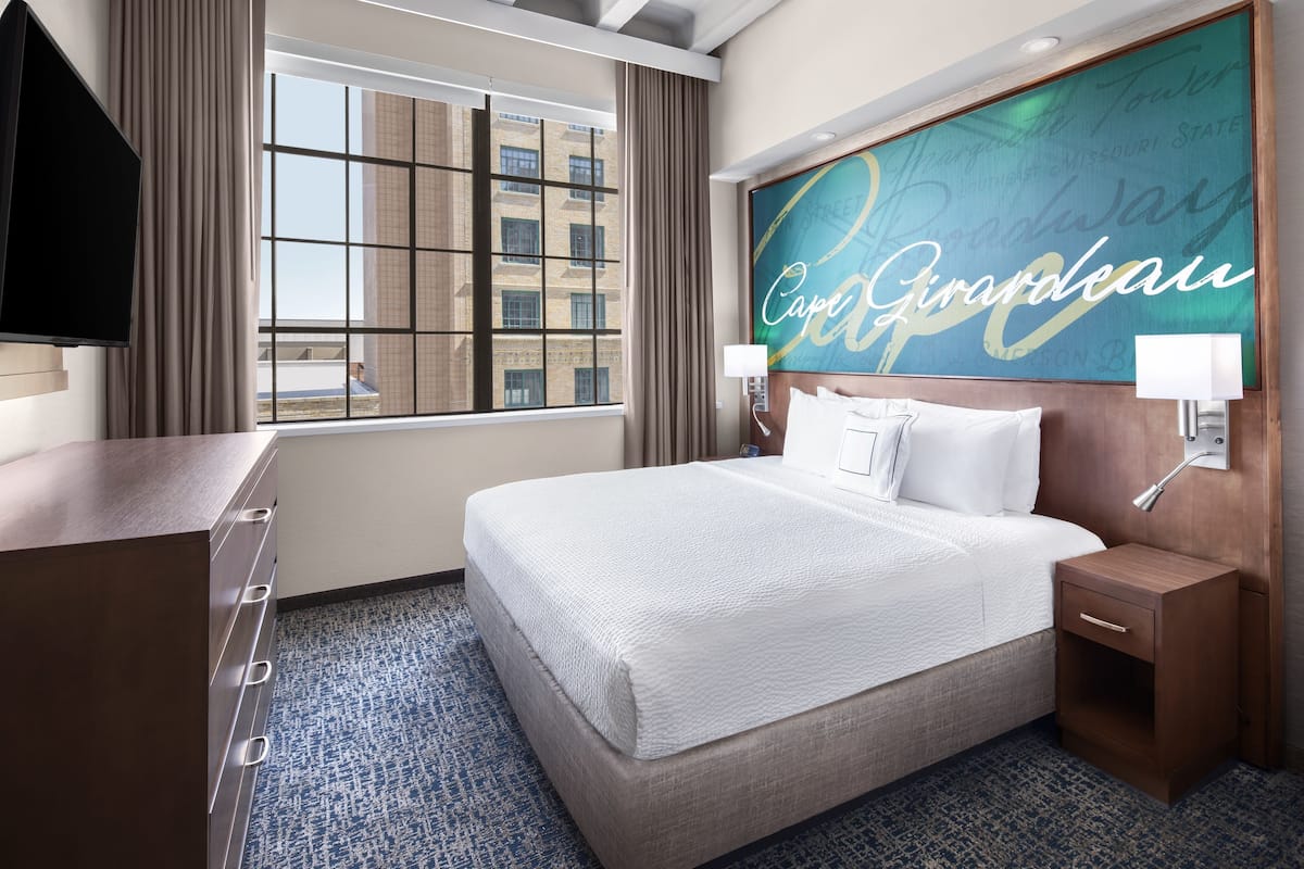 1 bedroom, Egyptian cotton sheets, premium bedding, down comforters