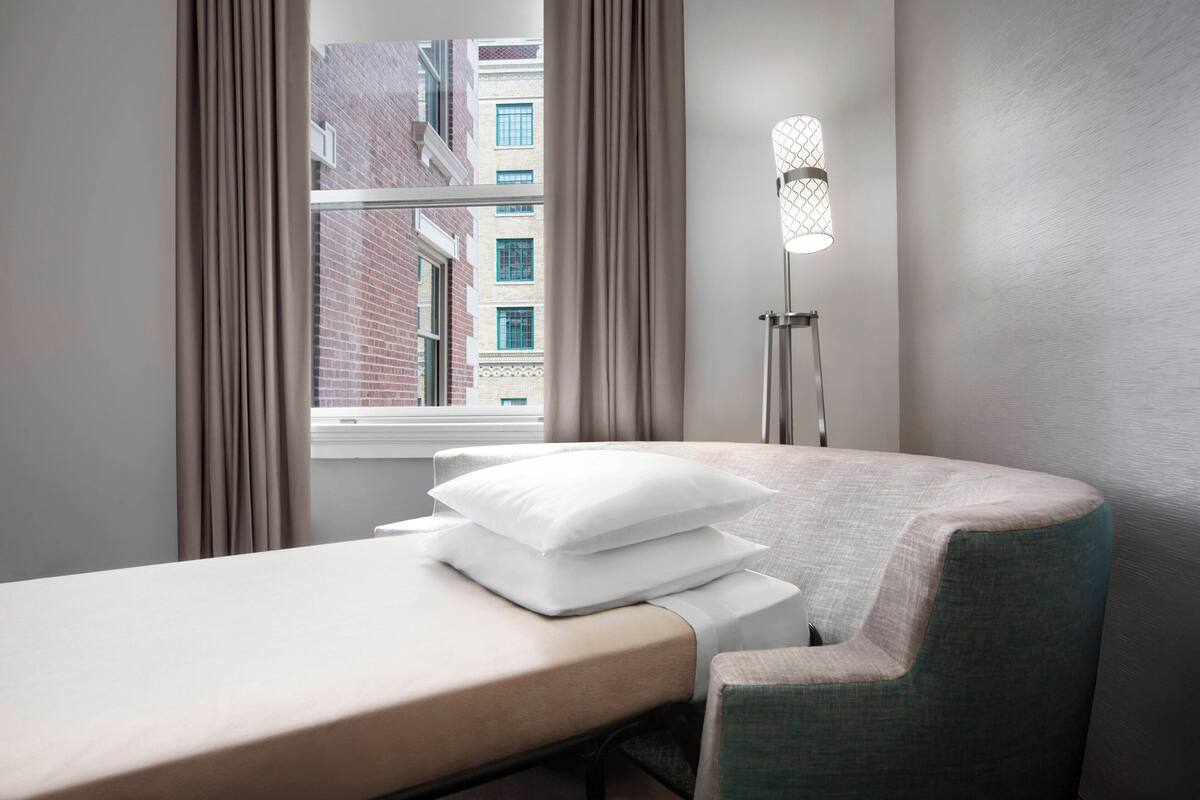 1 bedroom, egyptian cotton sheets, premium bedding, down duvets