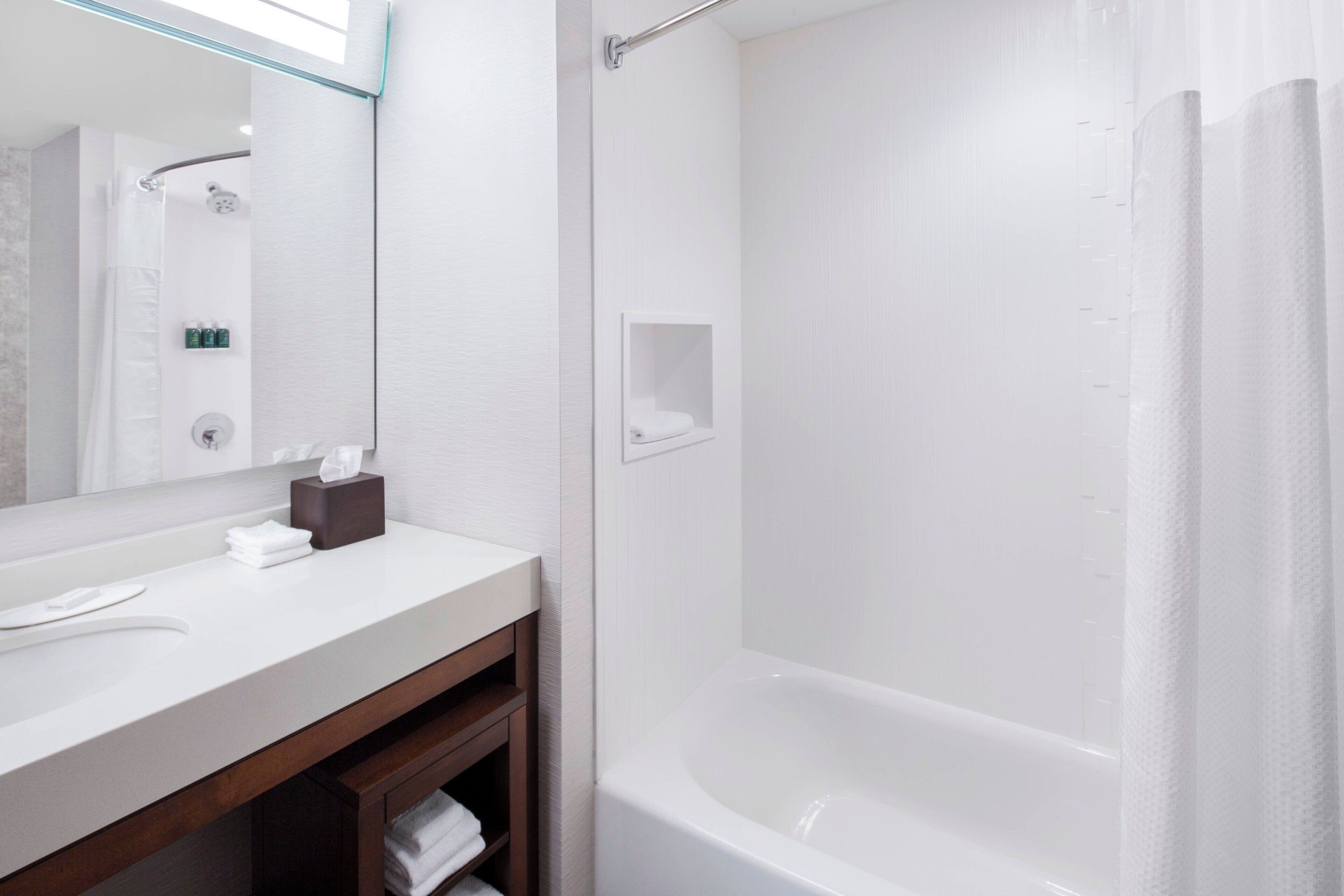 room, 2 queen beds, non smoking | bathroom | free toiletries, hair dryer, towels