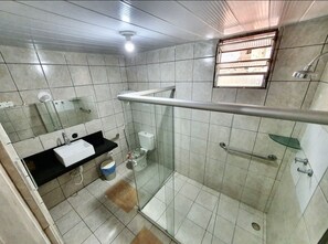 Habitación doble Deluxe | Baño | Regadera, amenidades de baño gratuitas, secadora de cabello, toallas