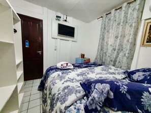 Quarto casal luxo | Frigobar, ferros/tábuas de passar roupa, Wi-Fi de cortesia