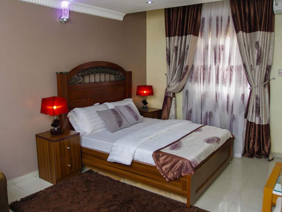 Executive Room, 1 Queen Bed, Non Smoking | Desk, blackout drapes, rollaway beds, bed sheets