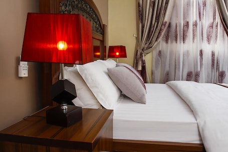 Executive Room, 1 Queen Bed, Non Smoking | Desk, blackout drapes, rollaway beds, bed sheets