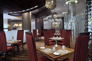 3 restaurantes; se sirve desayuno, almuerzo y cena; cocina internacional