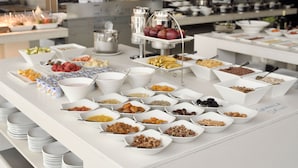 En buffet med diverse retter og skåle anrettet på et bord.