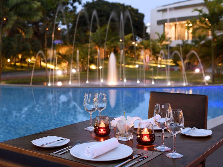 Een buitenzwembad, parasols voor strand/zwembad