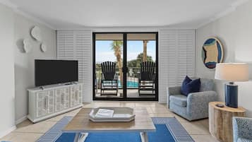 Télévision, lecteur de DVD, table de tennis de table, livres