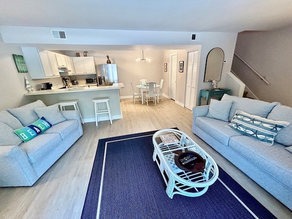 テレビ、DVD プレーヤー、書庫