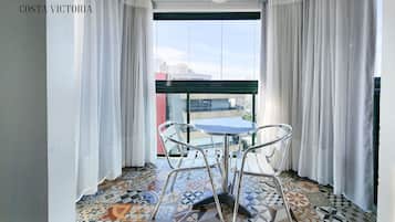 Habitación doble Deluxe, 1 cama Queen size | Área de sala de estar | Televisión LCD de 32 pulgadas con canales por cable