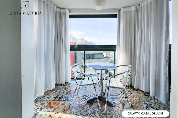 Deluxe tweepersoonskamer, 1 queensize bed | Woonruimte | Een 32-inch lcd-televisie met kabelzenders