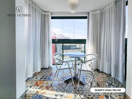 Deluxe Double Room, 1 Queen Bed | Zona de estar | Televisión LCD de 32 pulgadas con canales por cable