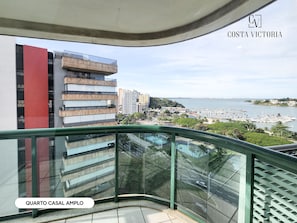 Quarto casal família, 1 cama Queen | Área de estar | TV LCD 32 polegadas com canais a cabo