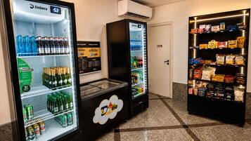 Un área de venta con refrigeradores Imbera llenos de bebidas y aperitivos.