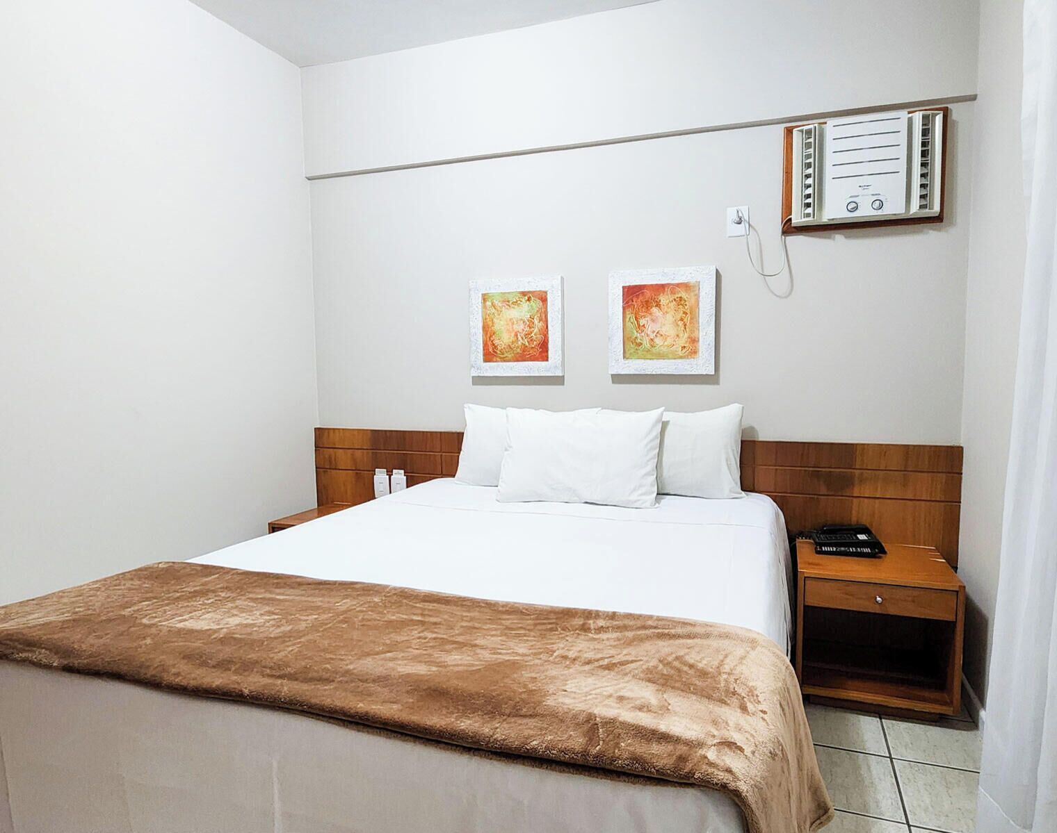 Standard Double Room, 1 Queen Bed | 1 間臥室、遮光布/窗簾、免費無線上網、床單