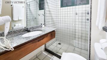 Economic Room | Salle de bain | Douche, articles de toilette gratuits, sèche-cheveux