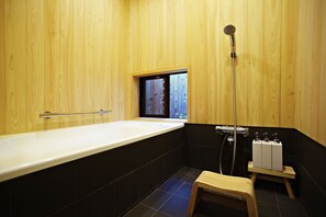 Bañera, secador de pelo, bidé y toallas