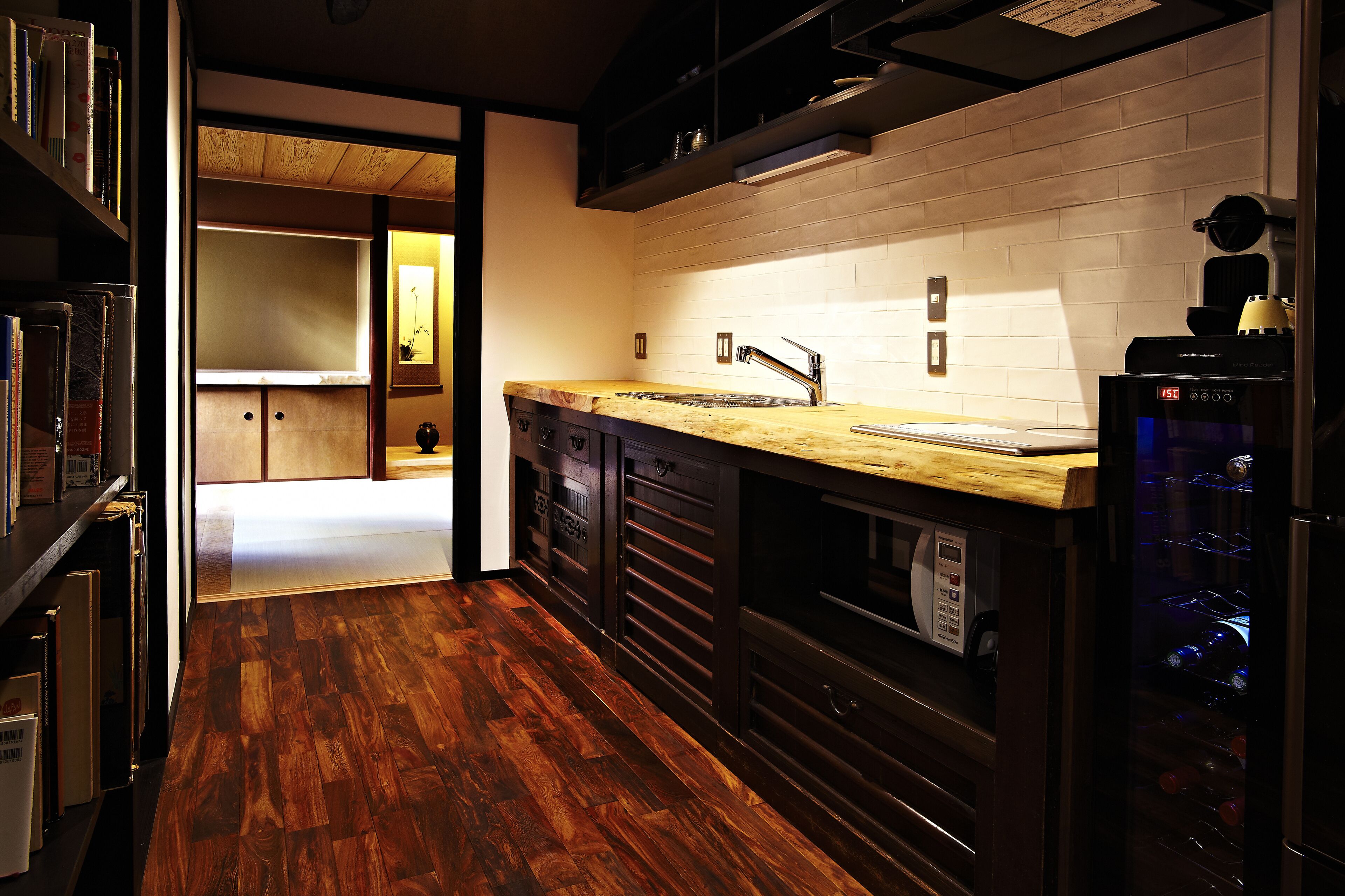 大型冷蔵庫、電子レンジ、コンロ、コーヒー / ティーメーカー