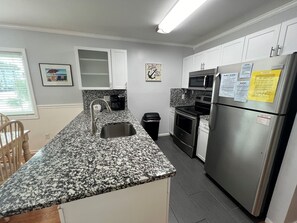 Jääkaappi, mikroaaltouuni, uuni, astianpesukone