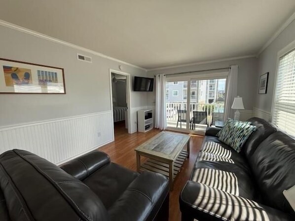 TV, books, stereo - Sandy Shores I 101 (Garden City)