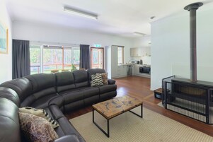 Eco Lodge - 4 Bedroom | Living area