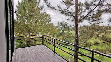 Deluxe Villa, 1 King Bed, Mountain View | Blackout drapes, free WiFi