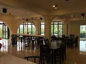 Déjeuner continental (100 THB par personne)
