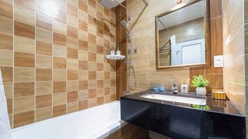 Deluxe Apartment | Bathroom | Combined shower/tub, rainfall showerhead, free toiletries, hair dryer