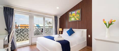 Apartemen Deluks, balkon | 1 kamar tidur, minibar, brankas, dan meja kerja