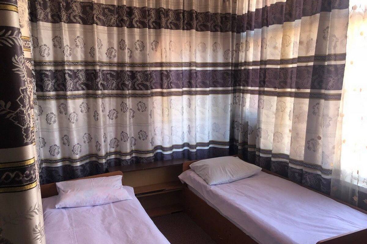 Habitación estándar con 2 camas individuales, baño privado | Ropa de cama de alta calidad, escritorio, insonorización y wifi gratis