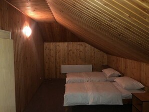 Dormitorio compartido económico, solo para mujeres (4 beds) | Ropa de cama de alta calidad, escritorio, insonorización y wifi gratis