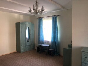 Habitación familiar, baño compartido | Área de sala de estar | Televisión de pantalla plana y chimenea