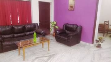 Comfort Apartment, 3 Bedrooms, Accessible, Kitchen | 1 bedroom, premium bedding, desk, iron/ironing board