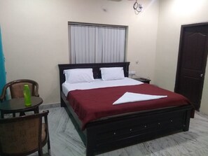 1 bedroom, premium bedding, desk, iron/ironing board - Shobha Inn (Hyderabad)