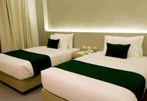 客房内保险箱、办公桌、笔记本电脑工作区、隔音